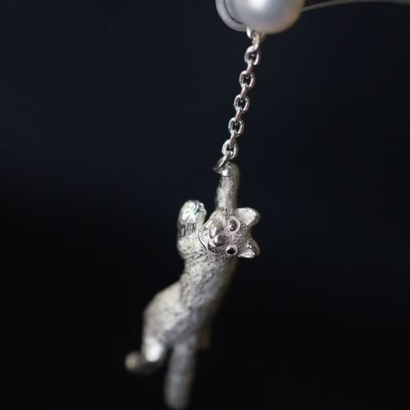 風船をつかまえた猫ピアス 片耳