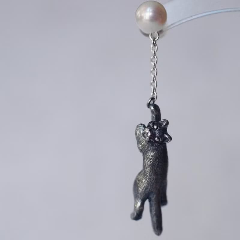 風船をつかまえた猫ピアス 片耳