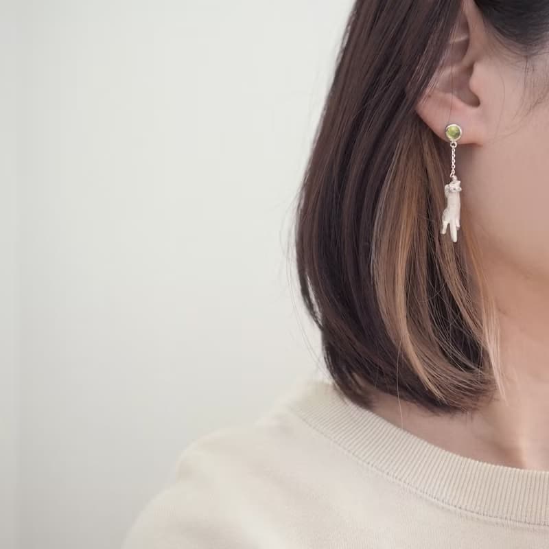 風船をつかまえた猫ピアス 片耳