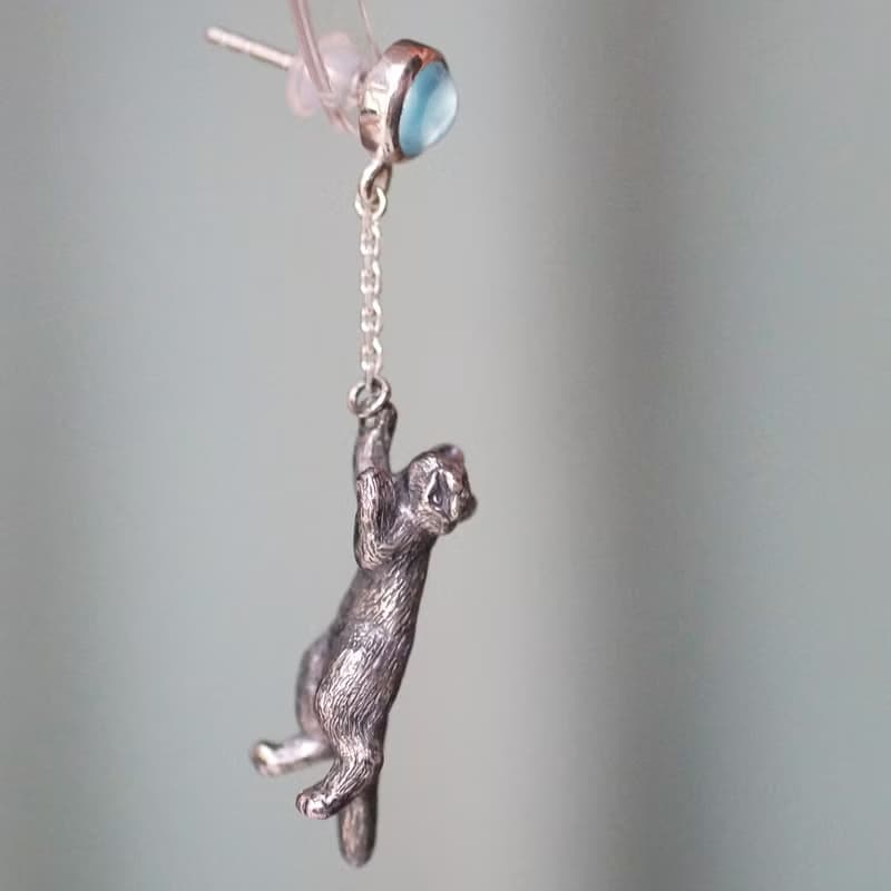 風船をつかまえた猫ピアス 片耳