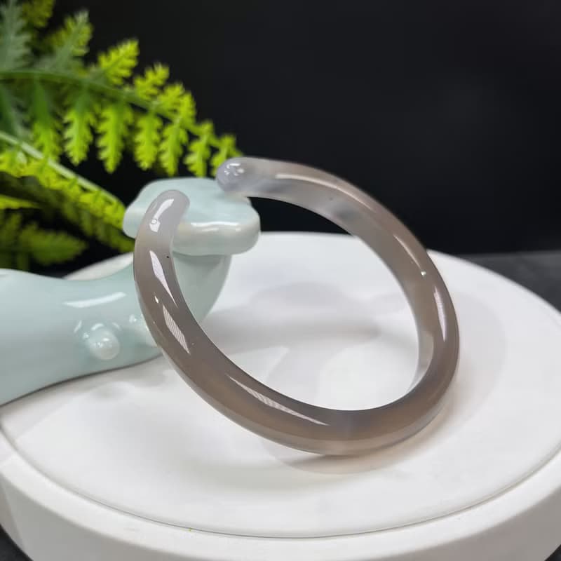 灰色開口瑪瑙手鐲 59MM 冰潤起光雕刻貓爪玉髓手環 清新細膩百搭