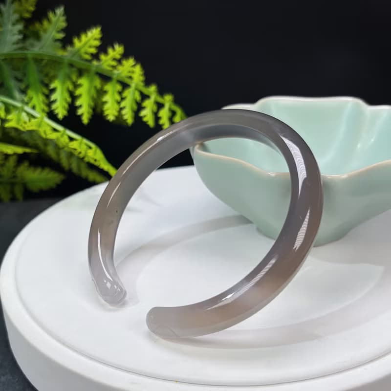 灰色開口瑪瑙手鐲 59MM 冰潤起光雕刻貓爪玉髓手環 清新細膩百搭