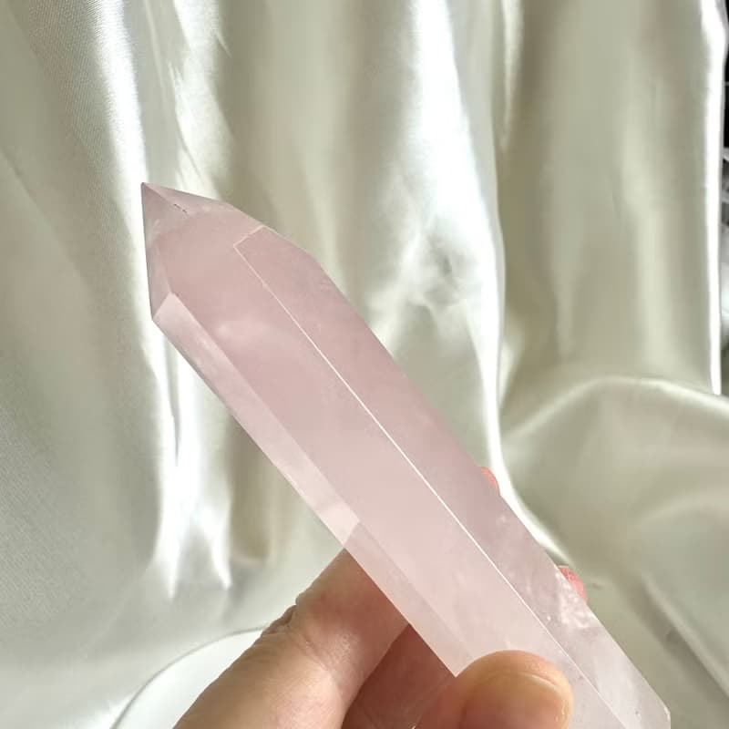 一圖一物│莫桑比克粉晶水晶柱 風水擺件 愛情桃花人緣 新年開運