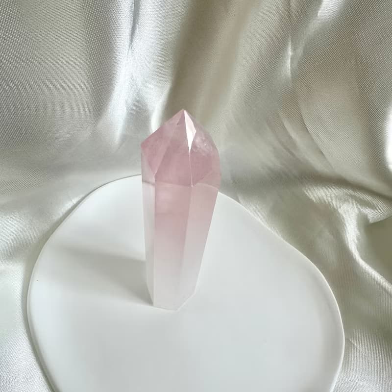 一圖一物│莫桑比克粉晶水晶柱 風水擺件 愛情桃花人緣 新年開運