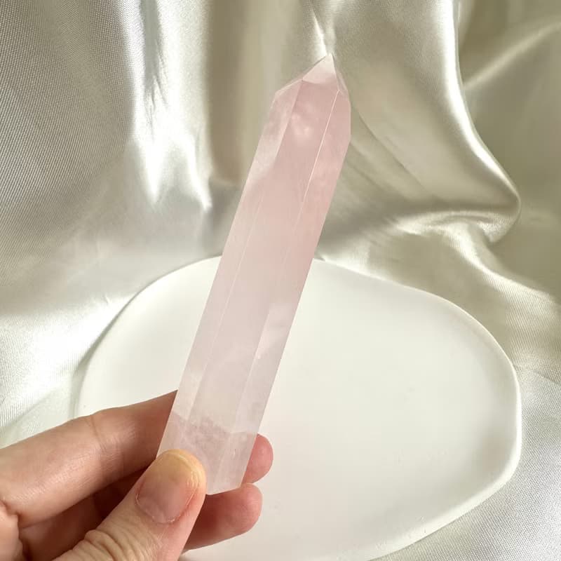 一圖一物│莫桑比克粉晶水晶柱 風水擺件 愛情桃花人緣 新年開運