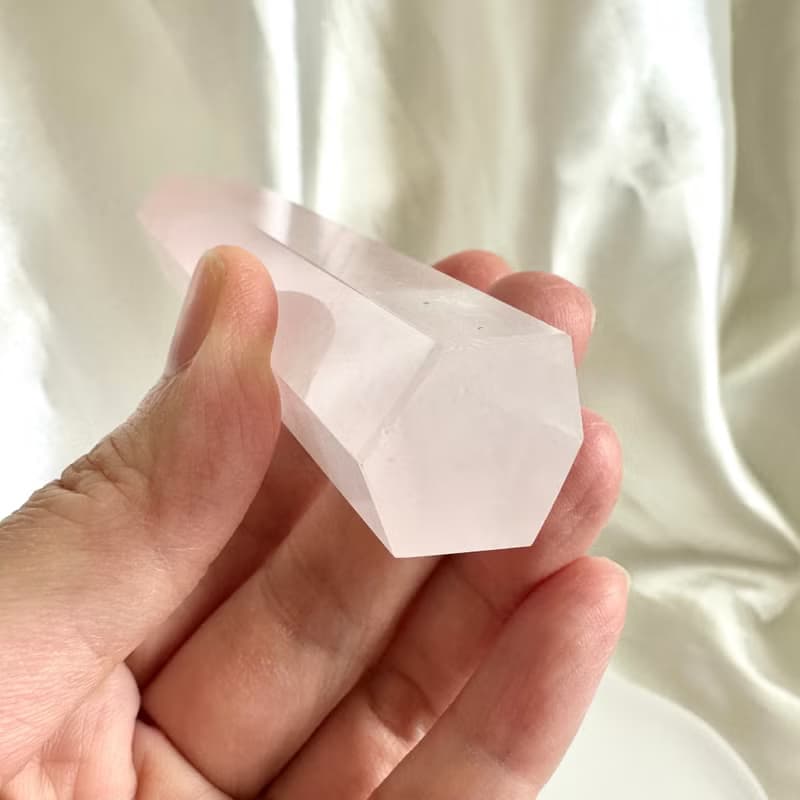 一圖一物│莫桑比克粉晶水晶柱 風水擺件 愛情桃花人緣 新年開運