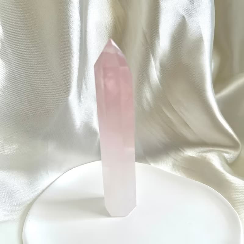 一圖一物│莫桑比克粉晶水晶柱 風水擺件 愛情桃花人緣 新年開運