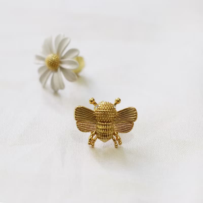 不對稱 蜜蜂小雛菊耳環
