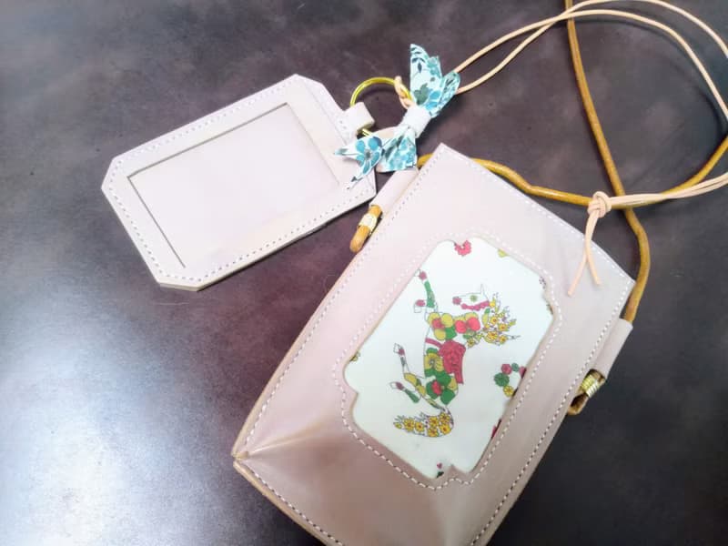 本革ー手縫いーリバテープリントの馬柄プリントのスマホポーチー(ピンクベージュー)