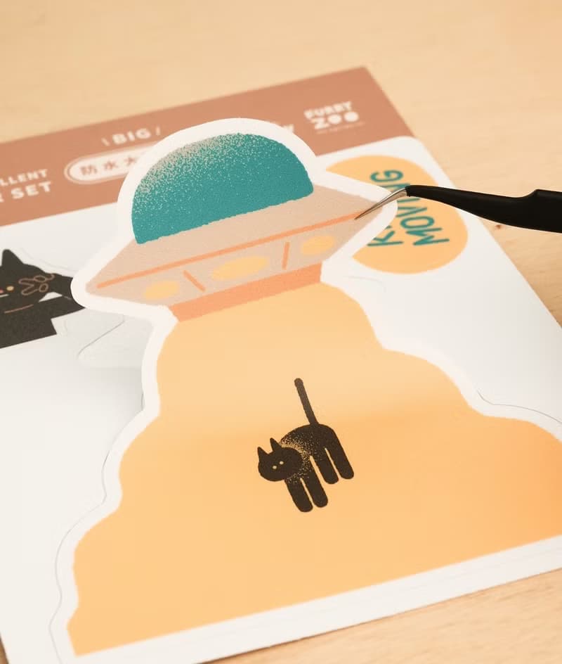 Furry Zoo 防水 大貼紙組 行李貼 防水耐曬 - 飛碟黑貓