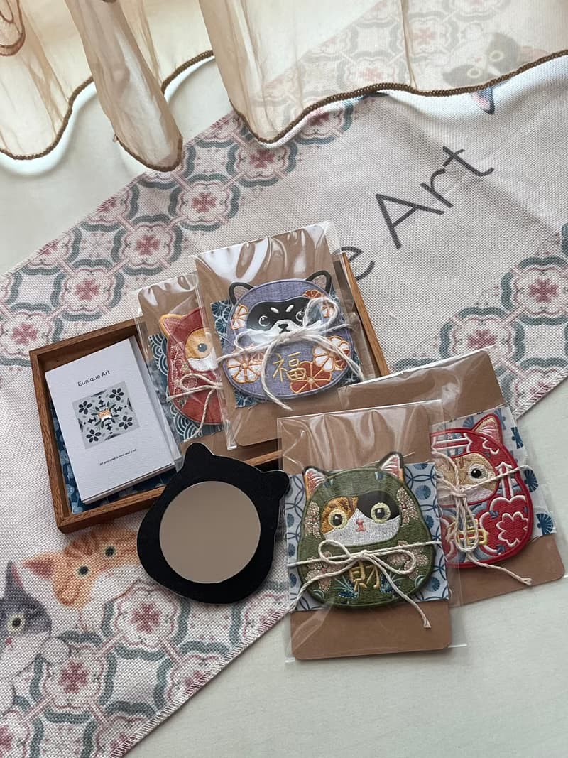 橘貓 刺繡 隨身鏡/燙貼/別針 | 達摩 招財貓 電繡 布貼