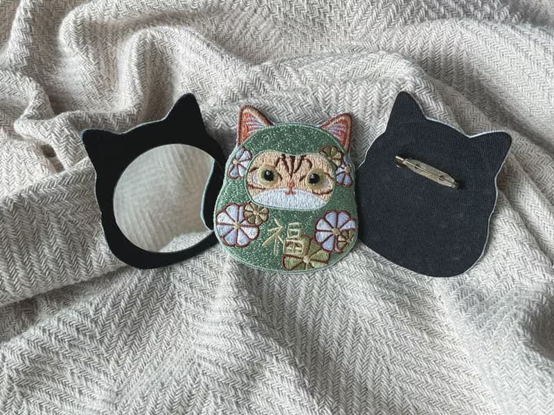 橘貓 刺繡 隨身鏡/燙貼/別針 | 達摩 招財貓 電繡 布貼