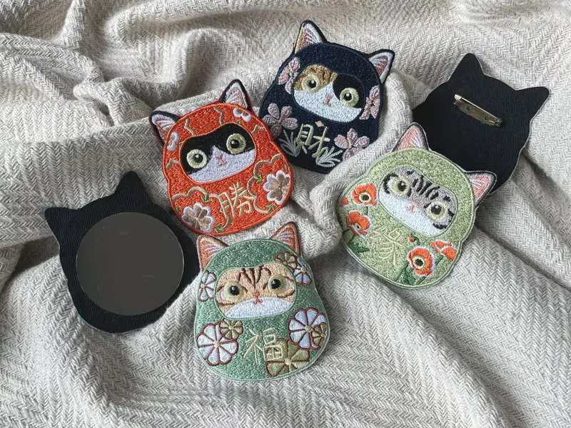 橘貓 刺繡 隨身鏡/燙貼/別針 | 達摩 招財貓 電繡 布貼