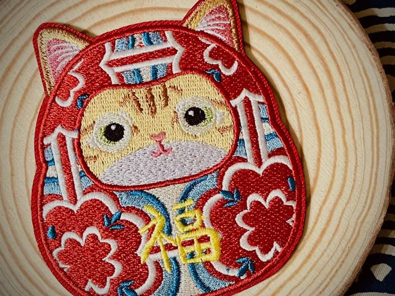 橘貓 刺繡 隨身鏡/燙貼/別針 | 達摩 招財貓 電繡 布貼