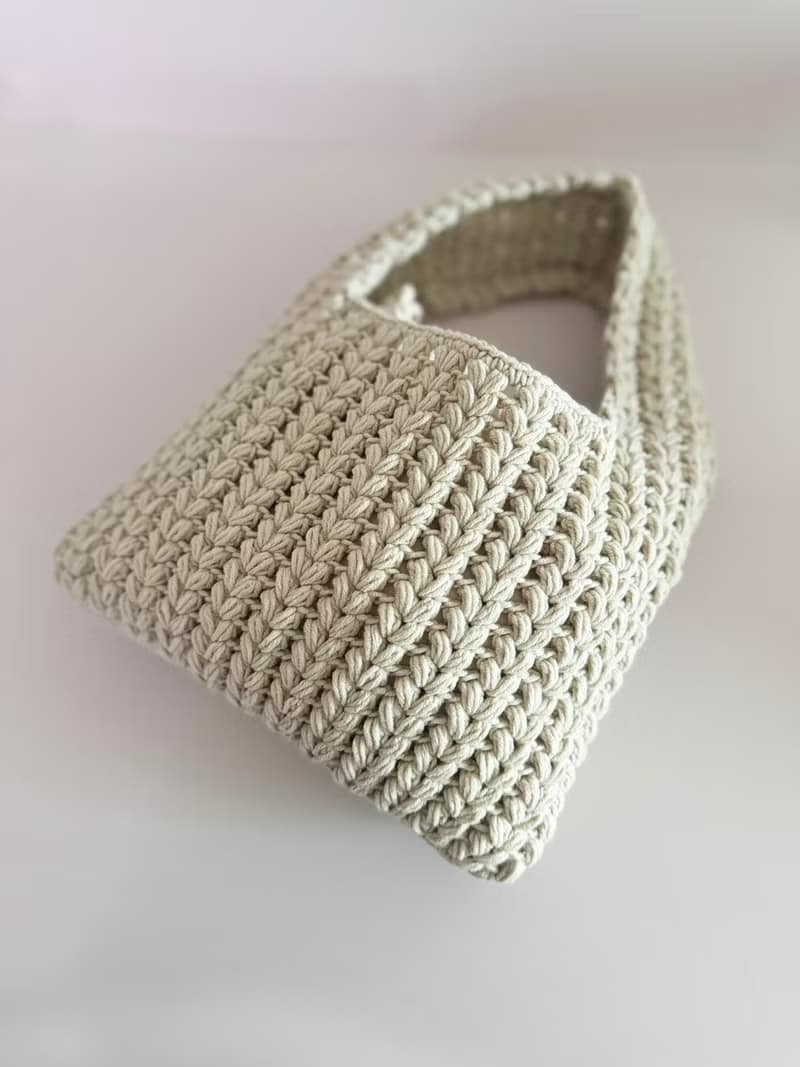 鈎織立體圖案側孭托特包