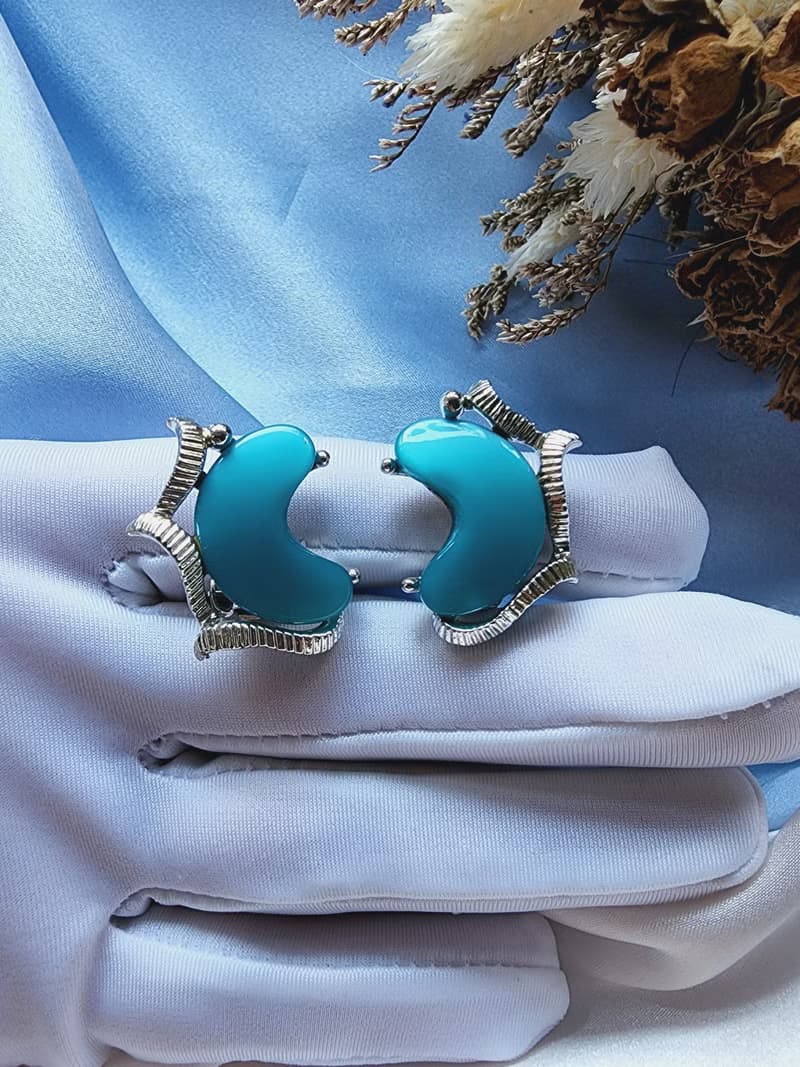 美國西洋古董飾品 /銀色線紋波浪半弦海藍Lucite夾式耳環/復古