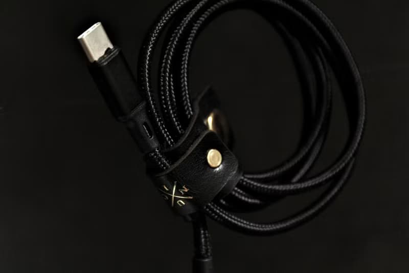 UNIC經典磁扣集線器(燙金版)/ 皮革收納線扣 / 耳機捲線器