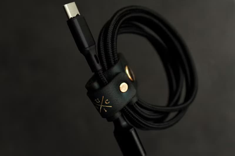 UNIC經典磁扣集線器(燙金版)/ 皮革收納線扣 / 耳機捲線器