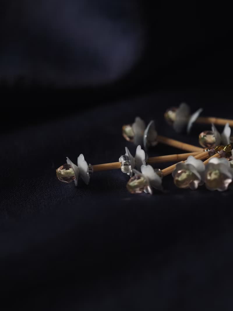 綻放花束亮片長耳環 粉藍色
