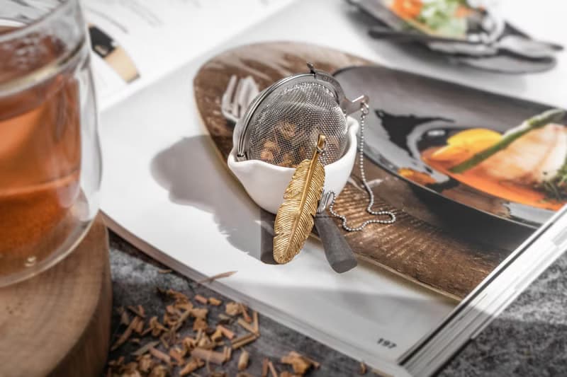 01LIV不銹鋼濾茶器 CHICHI濾茶球 金色羽毛吊饰附瓷碗 原創設計