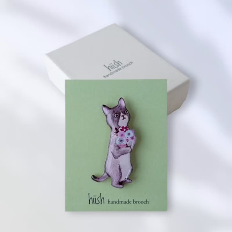 花束抱えた猫のブローチ(グレー)