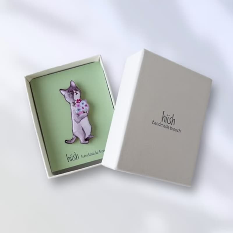 花束抱えた猫のブローチ(グレー)