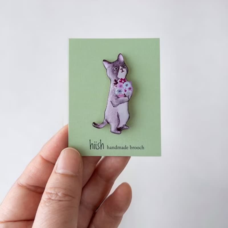 花束抱えた猫のブローチ(グレー)
