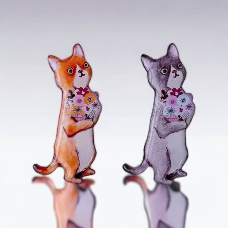 花束抱えた猫のブローチ(グレー)