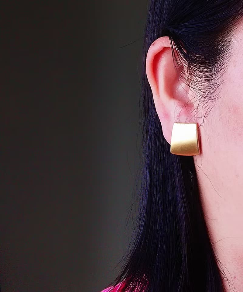 vintage jewelry  簡約刷金紋梯形 夾式耳環