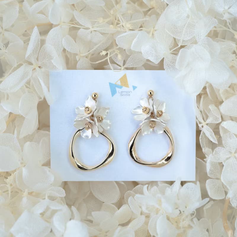【K14gf】スノーフラワーとツイストリング　ピアス(イヤリング変更可)