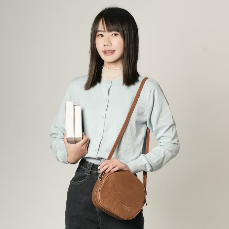 【贈透明提袋】真皮圓形大容量斜背包-234030兩色