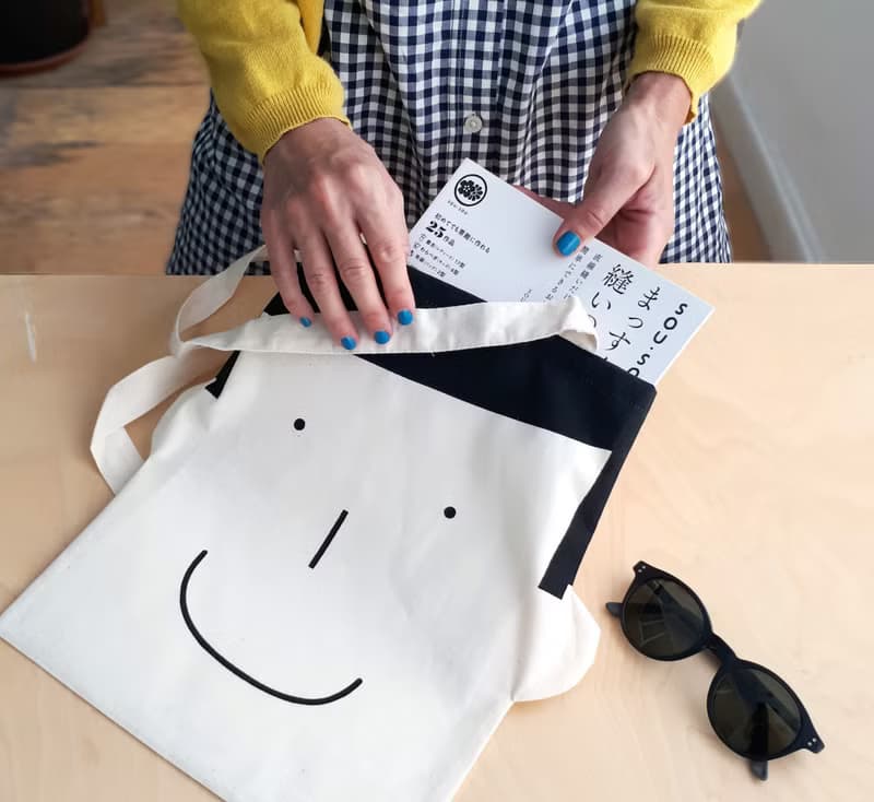 Fun tote bag with smiling face made of 100% cotton fabric