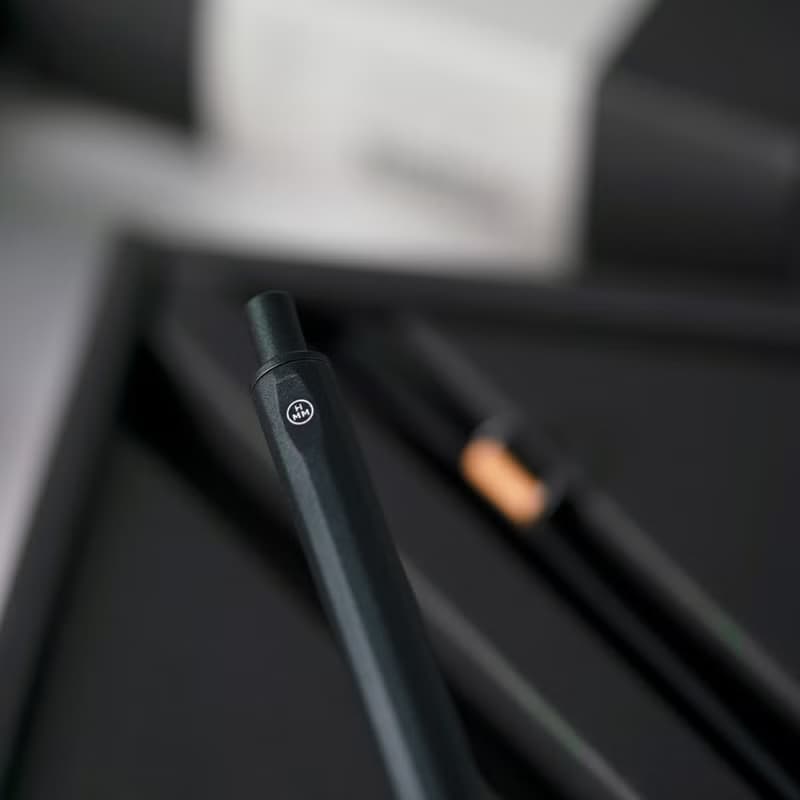 【HMM禮盒】交換禮物隨身書寫禮盒 - 義大利半植鞣筆套/霧黑