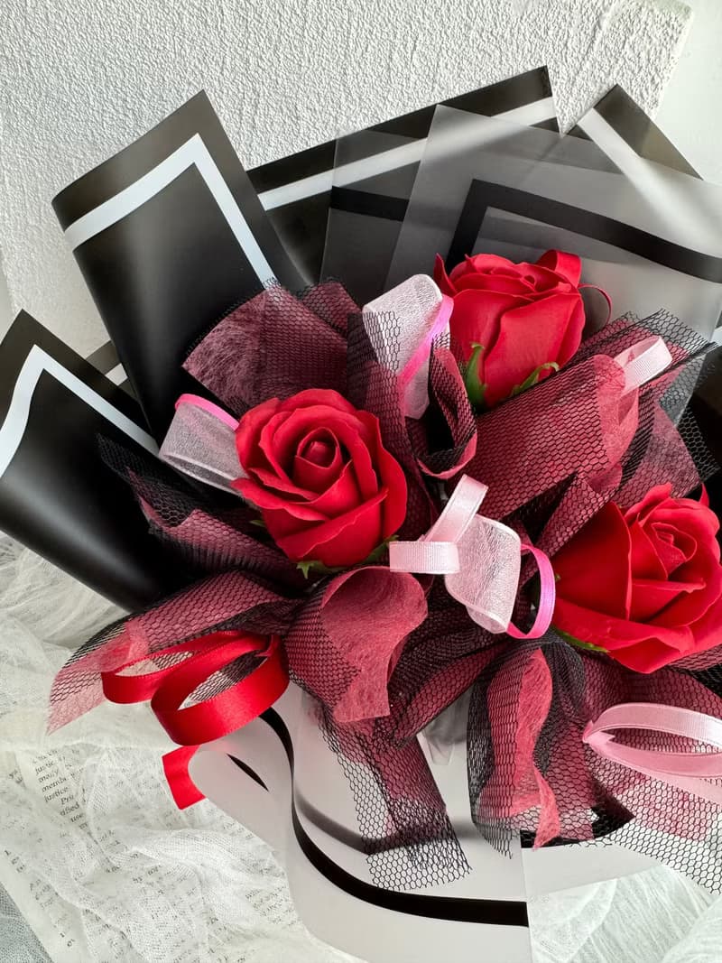 伊登花室 紅玫瑰 皂花 織布紗手拿花束 單束販售