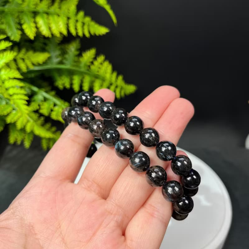 藍閃石共生石榴石手釧 10mm 飄金屬礦 煙花綻放 靈性冥想直覺