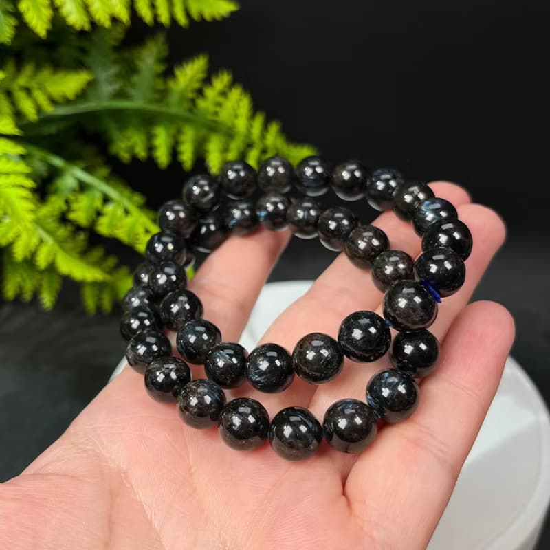 藍閃石共生石榴石手釧 10mm 飄金屬礦 煙花綻放 靈性冥想直覺