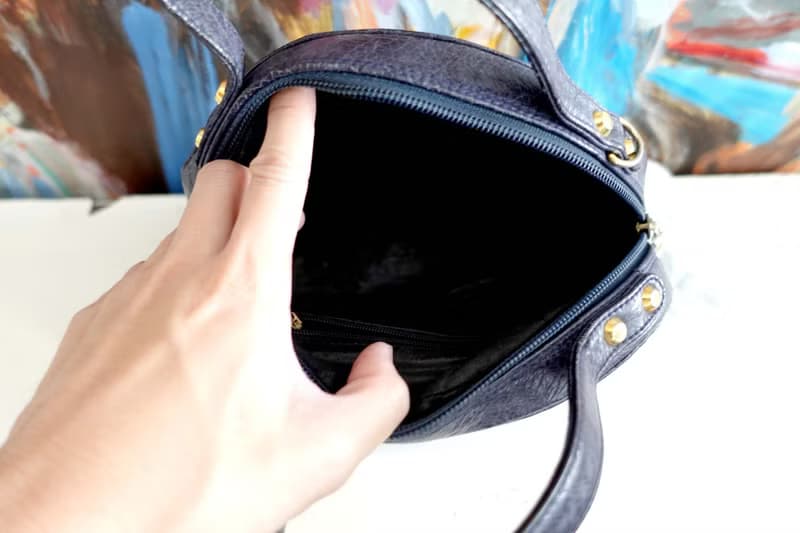 日本中古灰藍色真皮高級鴕鳥皮半月型迷你包包手袋 名牌二手古著