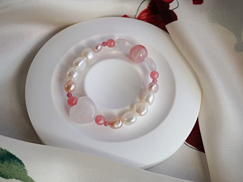 【日本製】ローズクォーツ、インカローズ、淡水パール。愛と女性性を開花させる美しい天然石デザインブレスレット