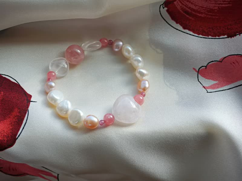 【日本製】ローズクォーツ、インカローズ、淡水パール。愛と女性性を開花させる美しい天然石デザインブレスレット