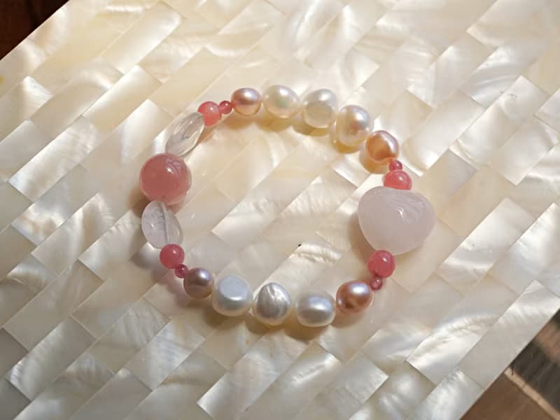 【日本製】ローズクォーツ、インカローズ、淡水パール。愛と女性性を開花させる美しい天然石デザインブレスレット