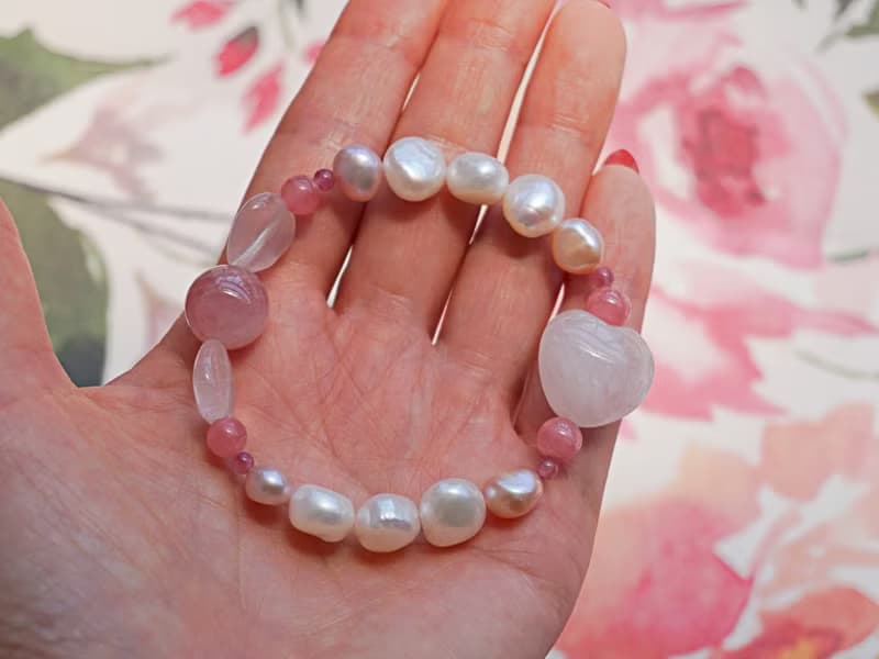 【日本製】ローズクォーツ、インカローズ、淡水パール。愛と女性性を開花させる美しい天然石デザインブレスレット