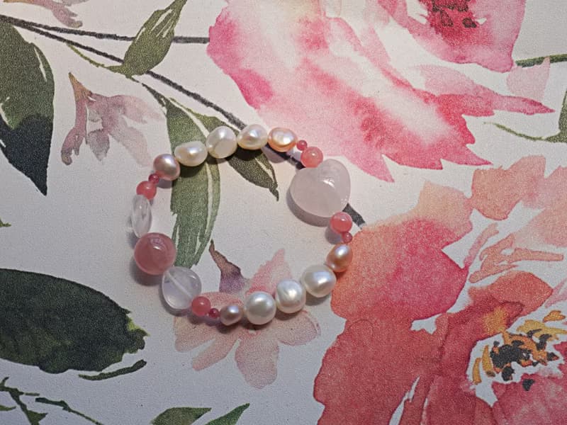 【日本製】ローズクォーツ、インカローズ、淡水パール。愛と女性性を開花させる美しい天然石デザインブレスレット