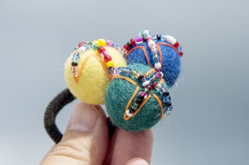 生日禮物 手作羊毛氈髮飾 彩虹髮束 羊毛氈球髮圈-蛋糕色串珠刺繡