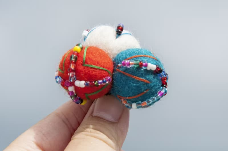 生日禮物 手作羊毛氈髮飾 彩虹髮束 羊毛氈球髮圈-蛋糕色串珠刺繡