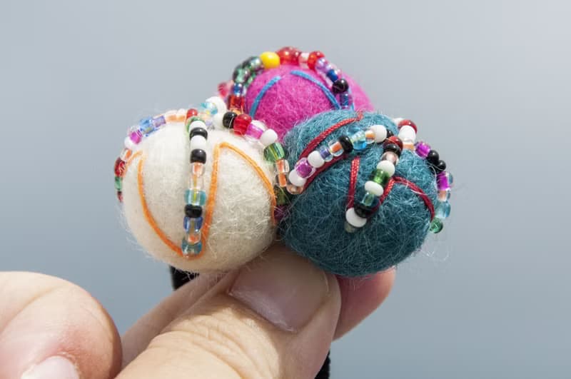 生日禮物 手作羊毛氈髮飾 彩虹髮束 羊毛氈球髮圈-蛋糕色串珠刺繡