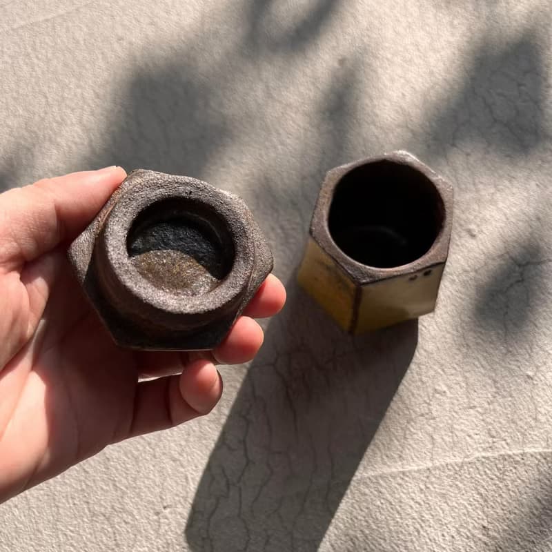 貓貓伸懶腰 / 六邊形蓋罐 / 陶 / 茶葉末釉
