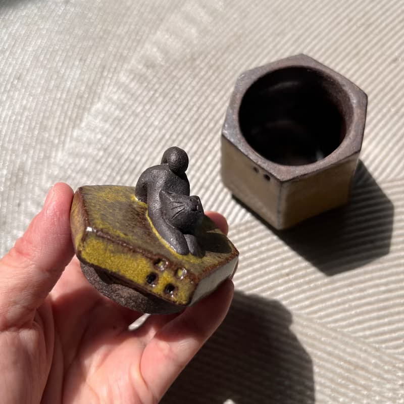 貓貓伸懶腰 / 六邊形蓋罐 / 陶 / 茶葉末釉