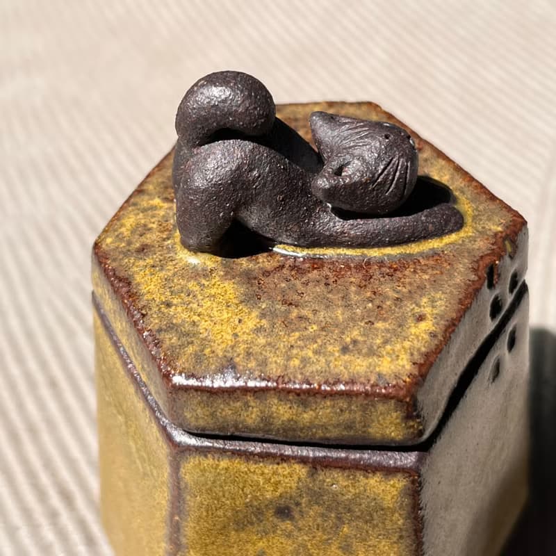 貓貓伸懶腰 / 六邊形蓋罐 / 陶 / 茶葉末釉
