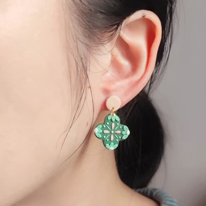 bi tile//四葉草形花磚手工軟陶耳環