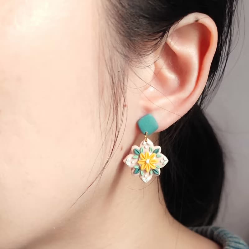 bi tile//四葉草形花磚手工軟陶耳環